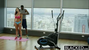 MILF brune baisée par grosse bite noire à la salle