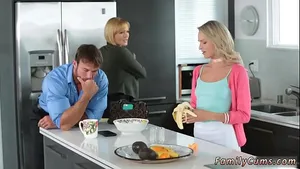 Belle-mère et belle-fille baisent en trio anal hardcore