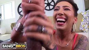 PAWG brune baise avec grosse bite noire - Bella Bellz