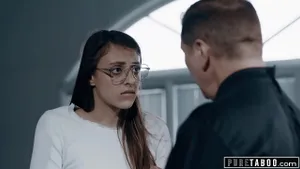 Prêtre manipulateur défonce le cul d'une brunette innocente