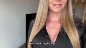 MILF blonde baise avec le livreur - Sexe brutal improvisé