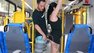 Brune latina baisée dans le bus par des inconnus