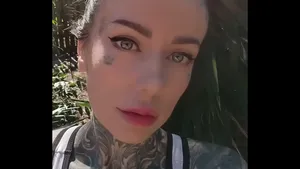 MILF se masturbe à la salle de sport - Gros cul sexy