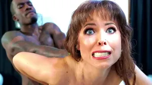 MILF baise le copain de sa belle-fille - Interracial