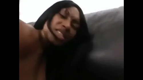 Blackette se fait défoncer le cul par grosse bite blanche