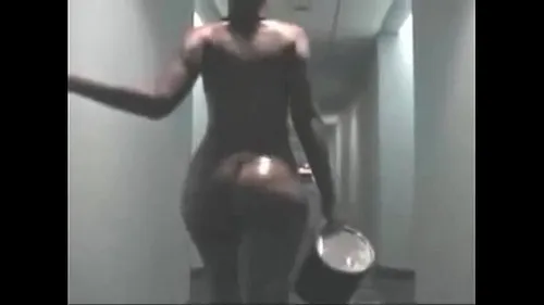 Blackette au gros cul se pavane nue dans un hôtel