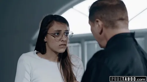 Prêtre manipulateur défonce le cul d'une brunette innocente