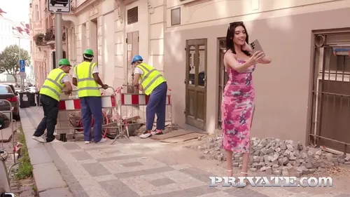 Emily Pink latina se fait baiser par plusieurs mecs