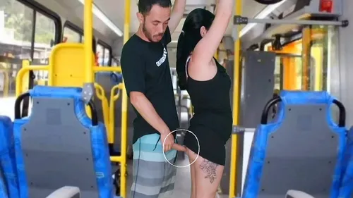 Brune latina baisée dans le bus par des inconnus