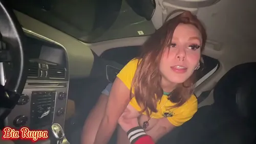 Latina forcée à sucer et avaler du sperme en pleine rue