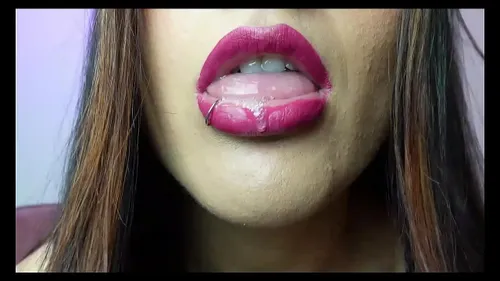 Latina brune crache et bave - Fétiche salive intense