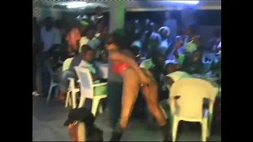 Blackette aux gros seins danse mapouka et twerk nue