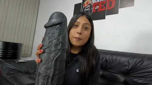 Alice Chilena dilate son cul avec des godes XXL