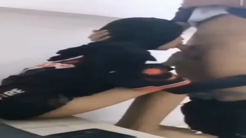 Malaisienne voilée se masturbe devant sa webcam