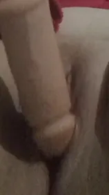 Grosse chatte poilue se masturbe en gémissant fort